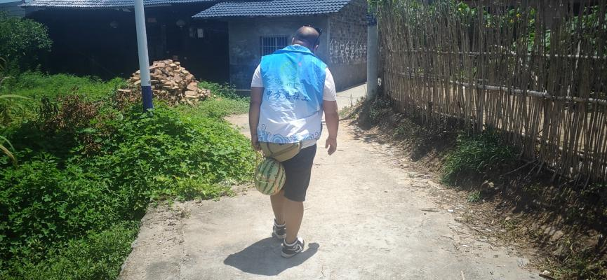夏日炎炎 铜湾镇社工走访失能老人