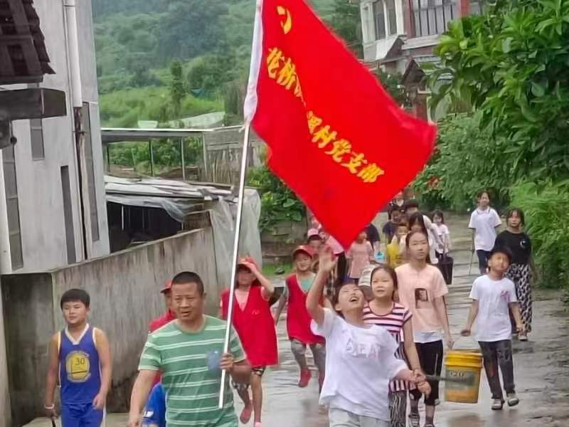 中方县花桥镇双龙溪村开展“大手拉小手 童心耀花桥”活动