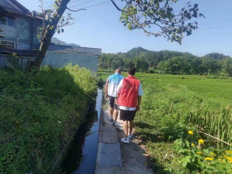 中方县铜湾镇：夏日骄阳似火 情暖困难儿童