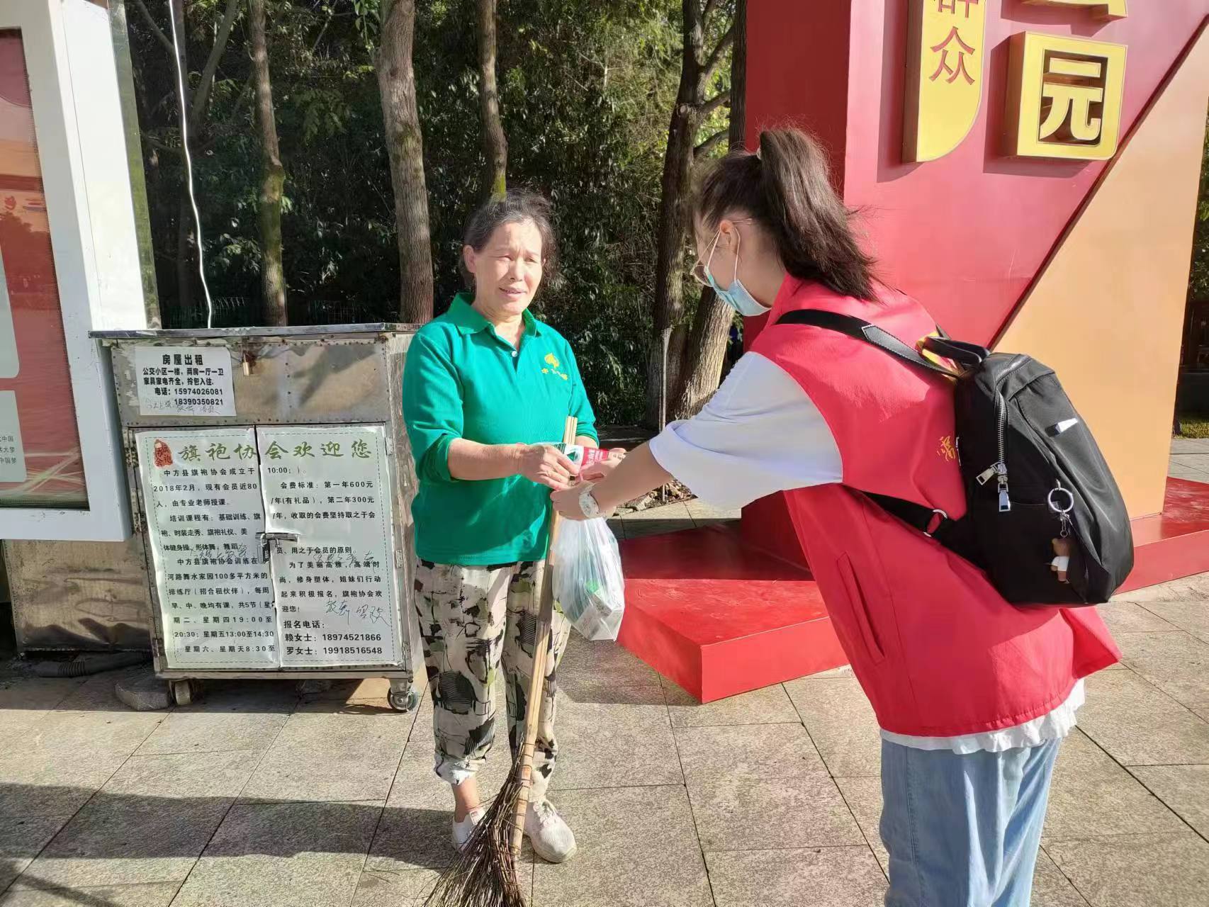 中方：雷锋青少年开展夏日送清凉活动