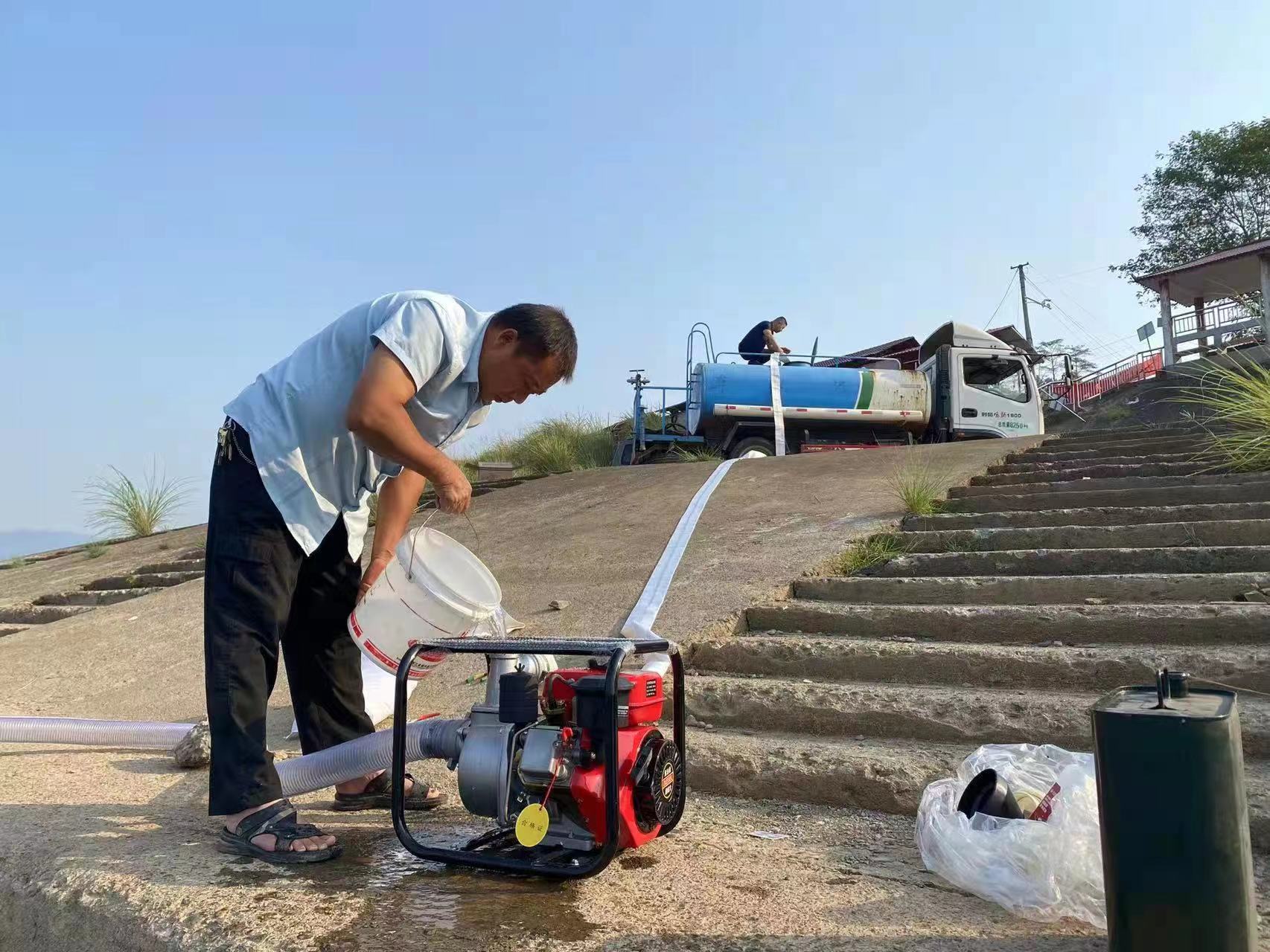 中方县铜鼎镇砖墙脚村：“洒水车”为柑桔基地送来“及时雨”