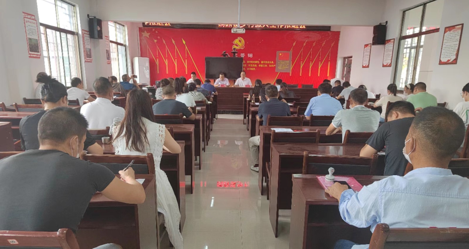中方县铜鼎镇召开乡村振兴工作推进会暨当前重点工作安排部署会 向付和出席