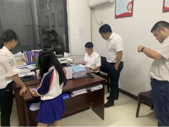新建镇黄金村：后盾单位捐水泥 助力乡村振兴“路”