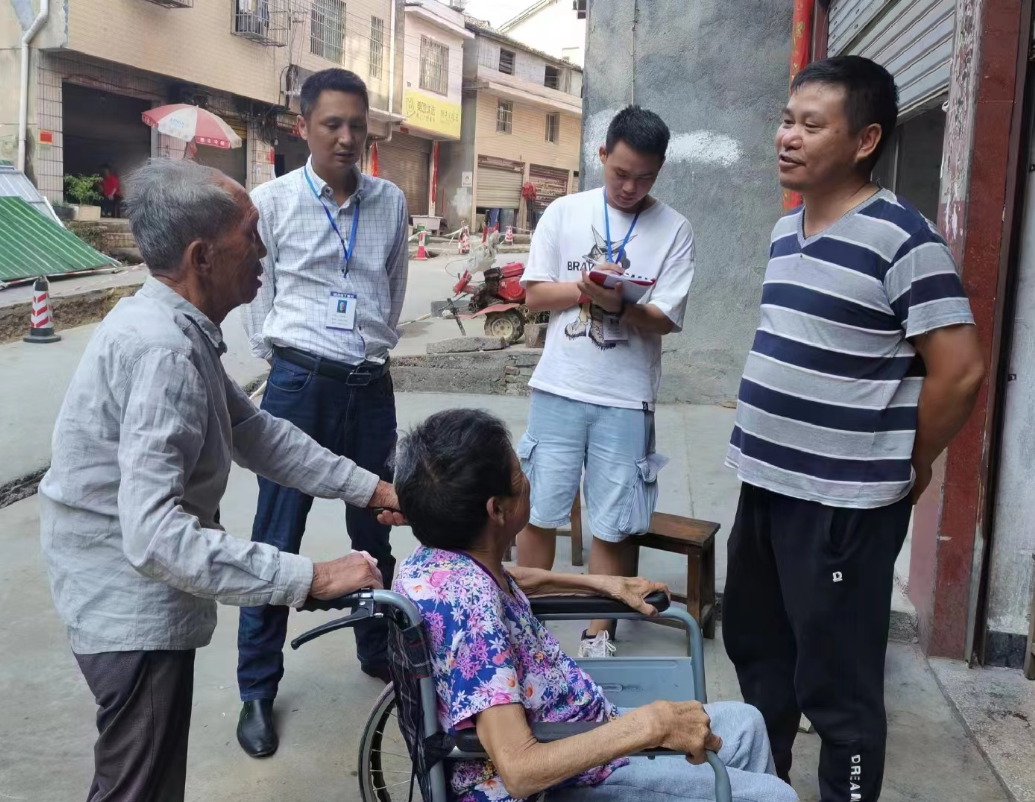 中方县铜湾镇：重阳节前慰问八旬老人