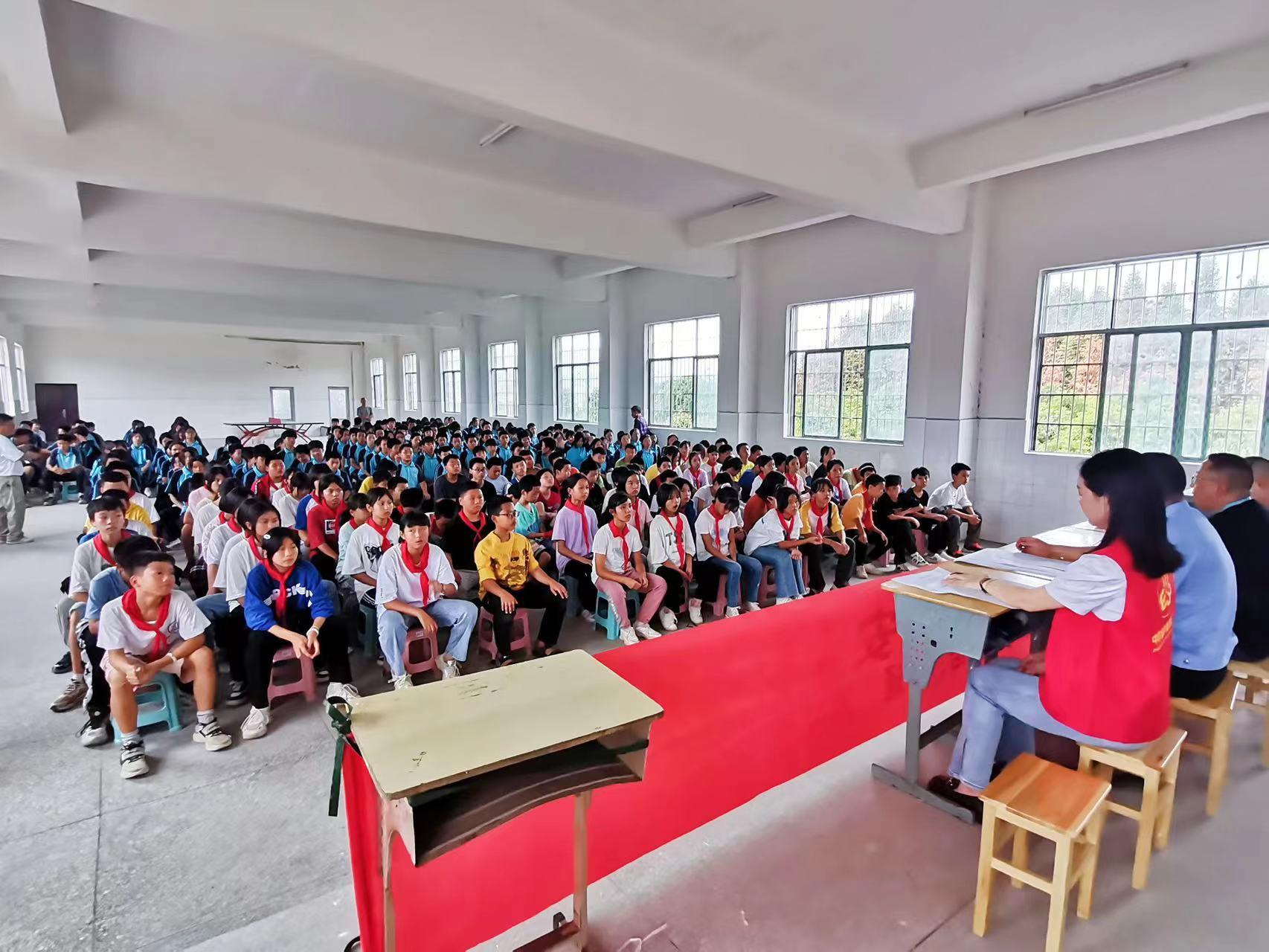 中方县新建镇：青春期安全知识讲座进校园