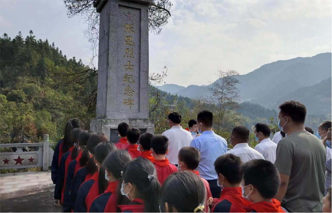 铁坡镇举行烈士纪念日敬献花篮仪式