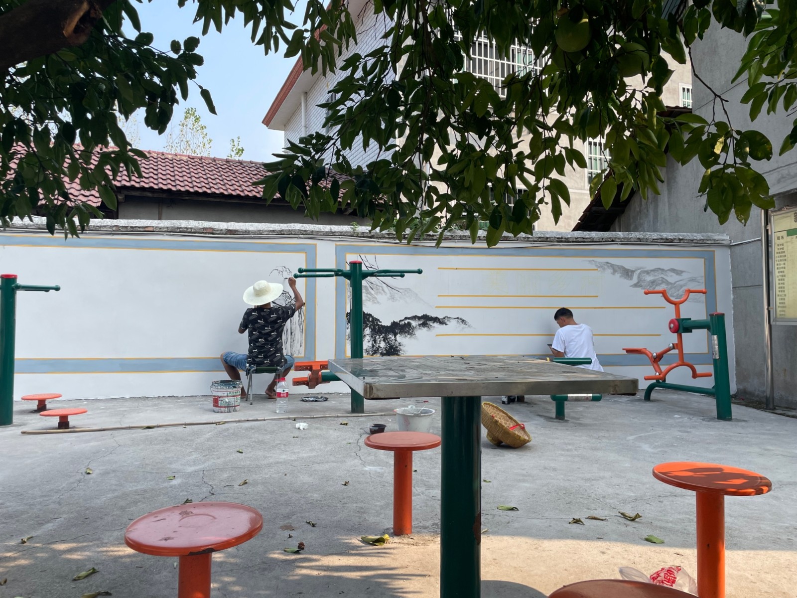 中方县泸阳镇新店坪村：美丽人居“绘”上墙
