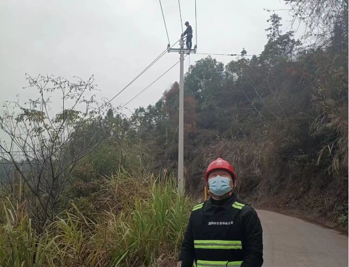 【迎峰度冬】国网中方县供电公司：顺利完成线路抗冰改造 夯实电网度冬安全基础