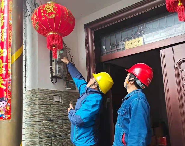 国网中方县供电公司：张贴便民服务卡 架起群众“连心桥”