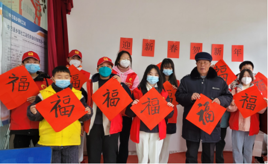 中方县：雷锋青少年写对联迎新春贺新年