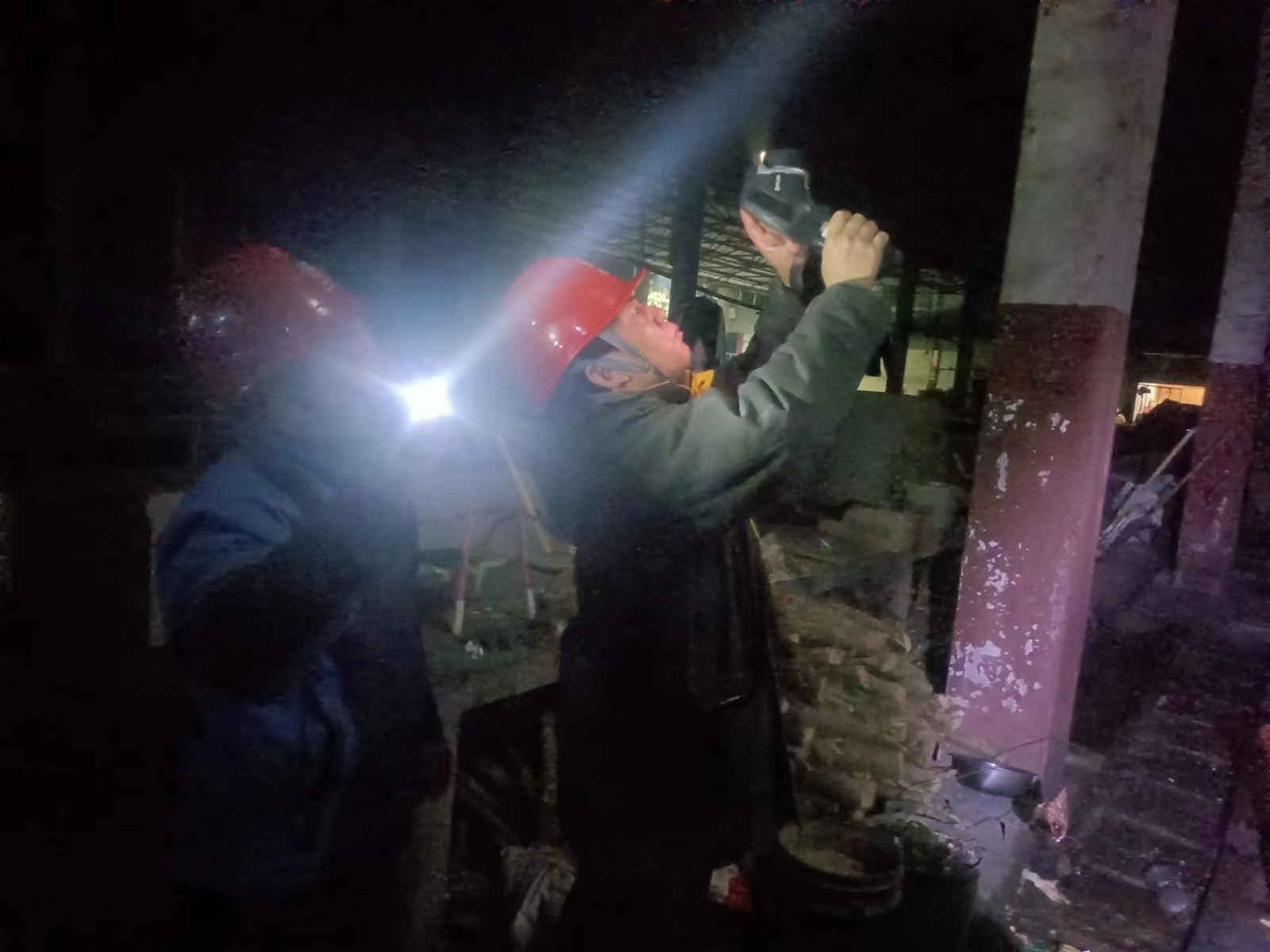 新春走基层｜国网中方县供电公司：节前夜巡测温  全力保障供电