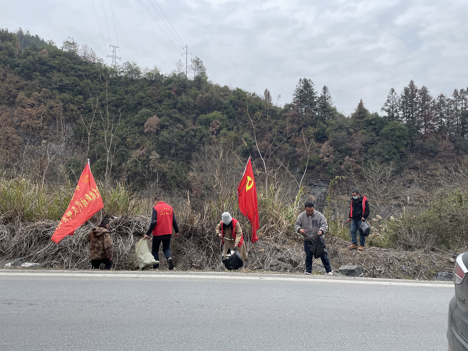 新建镇：人居环境整治忙 扫出新年新气象