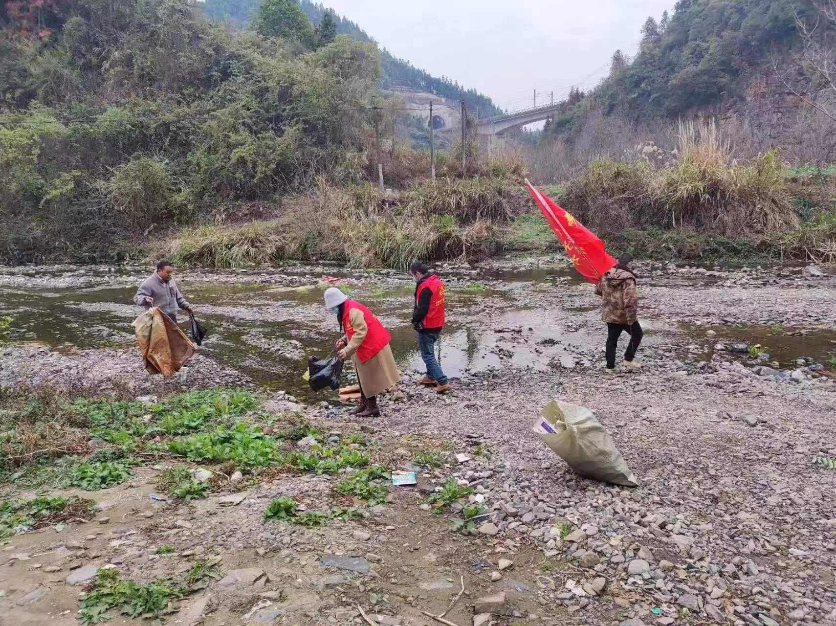 新建镇：开展“清理河道垃圾 呵护美丽家园”志愿服务活动