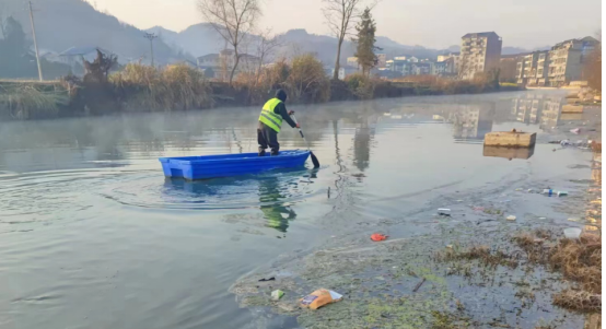 中方县花桥镇：志愿红护生态绿，“河”我一起清垃圾