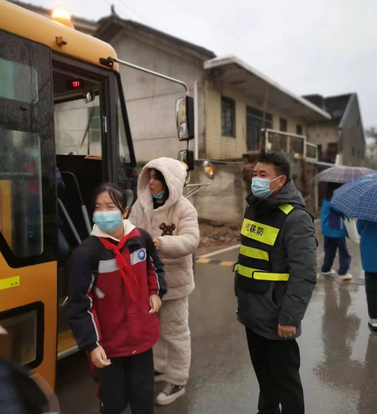铜湾镇：校长同乘 保障校车安全运行