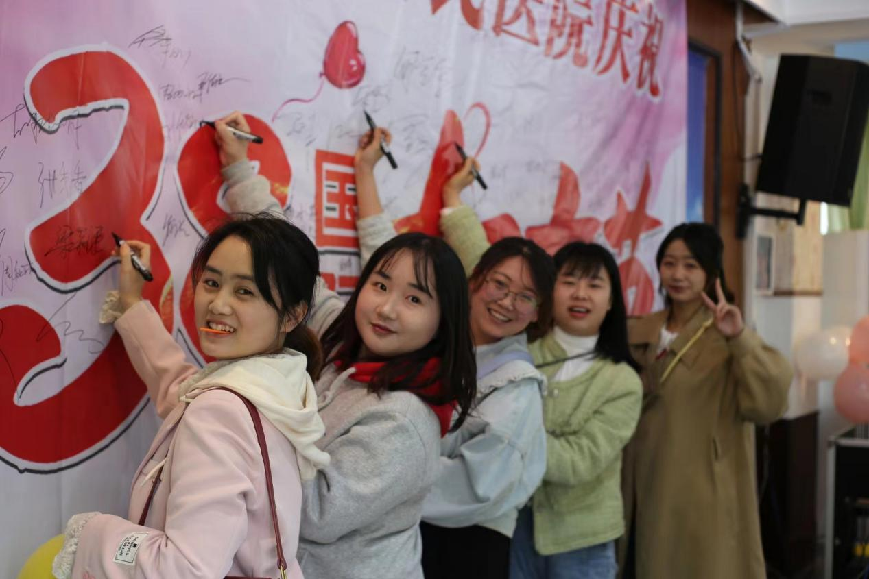 县人民医院庆祝3·8国际妇女节暨2022年度先进表彰活动
