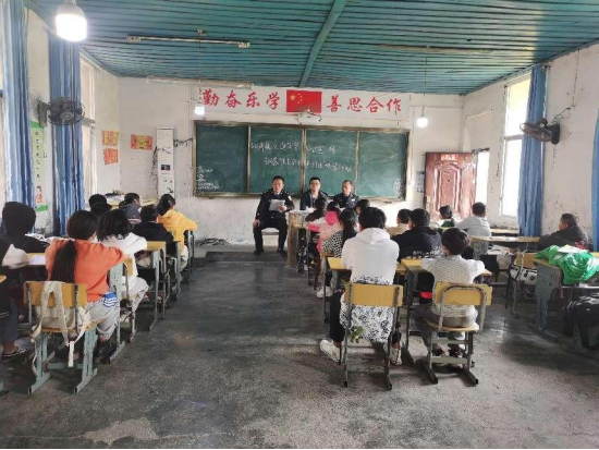 铜鼎镇：开展安全知识进校园
