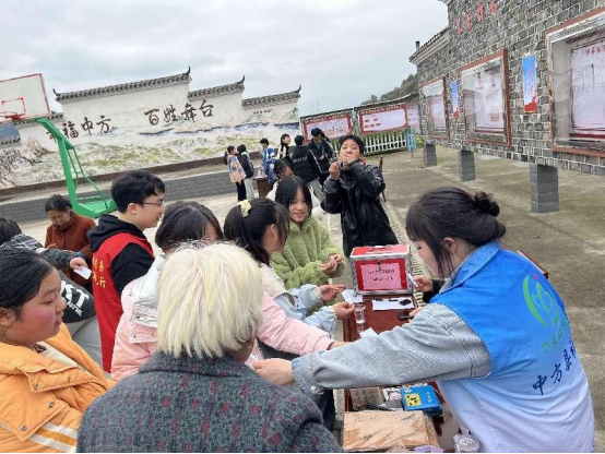 中方县铜鼎镇：开展“小手牵大手 春风暖人心”活动
