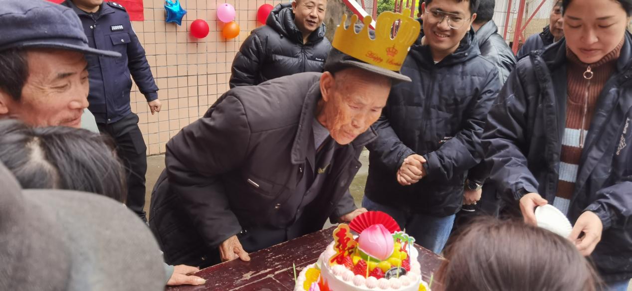 中方县新建镇：社工站为敬老院老人庆生 营造尊老爱老氛围