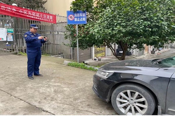 中方县消防救援大队开展消防车通道专项整治行动
