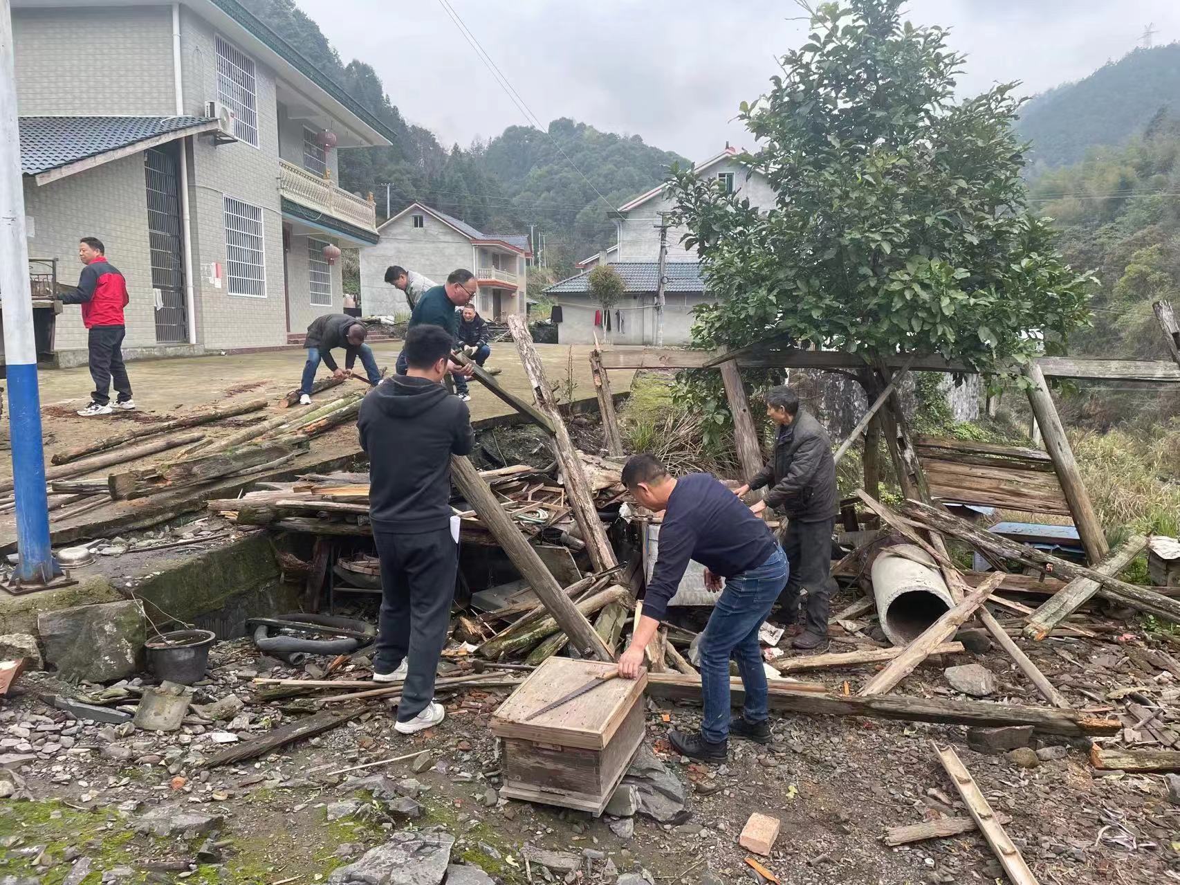 中方县新建镇：拆除闲置危房 建设美丽村居