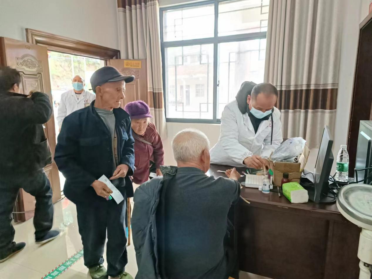 中方县蒿吉坪瑶族乡：组织开展免费体检活动
