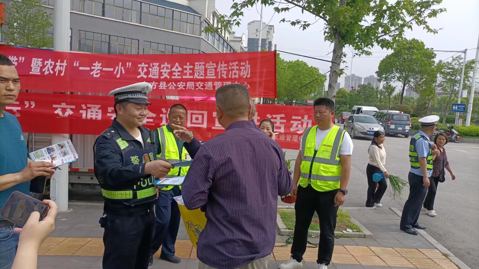 中方县中方镇：开展交通安全主题宣传活动