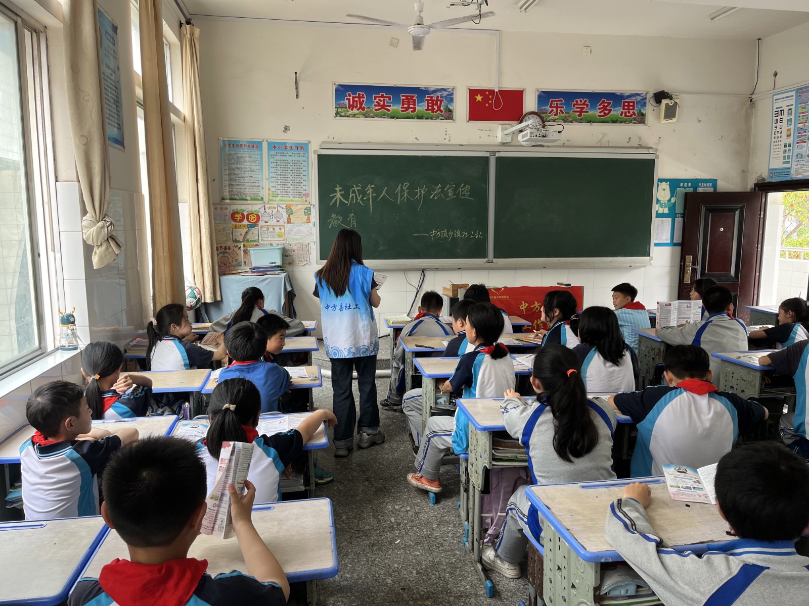 中方镇社工站：开展“未成年人保护法”宣讲活动