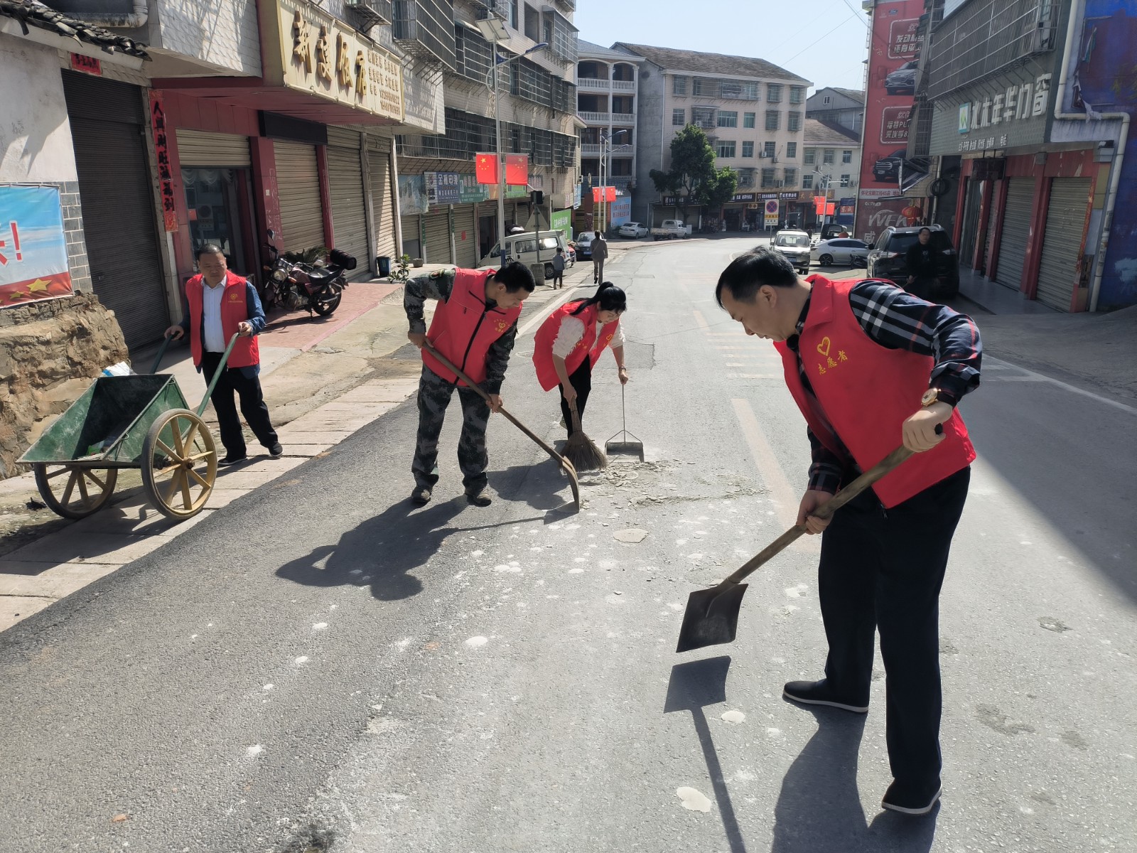 中方县​新建镇：过路货车漏洒水泥 组织志愿者开展应急排险