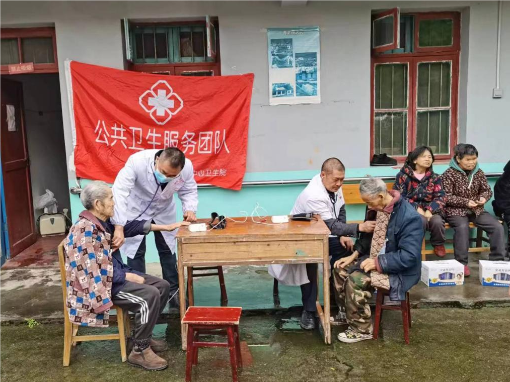 中方县铜湾镇中心卫生院开展“为孝行走，传递敬老情”敬老慰问及义诊活动