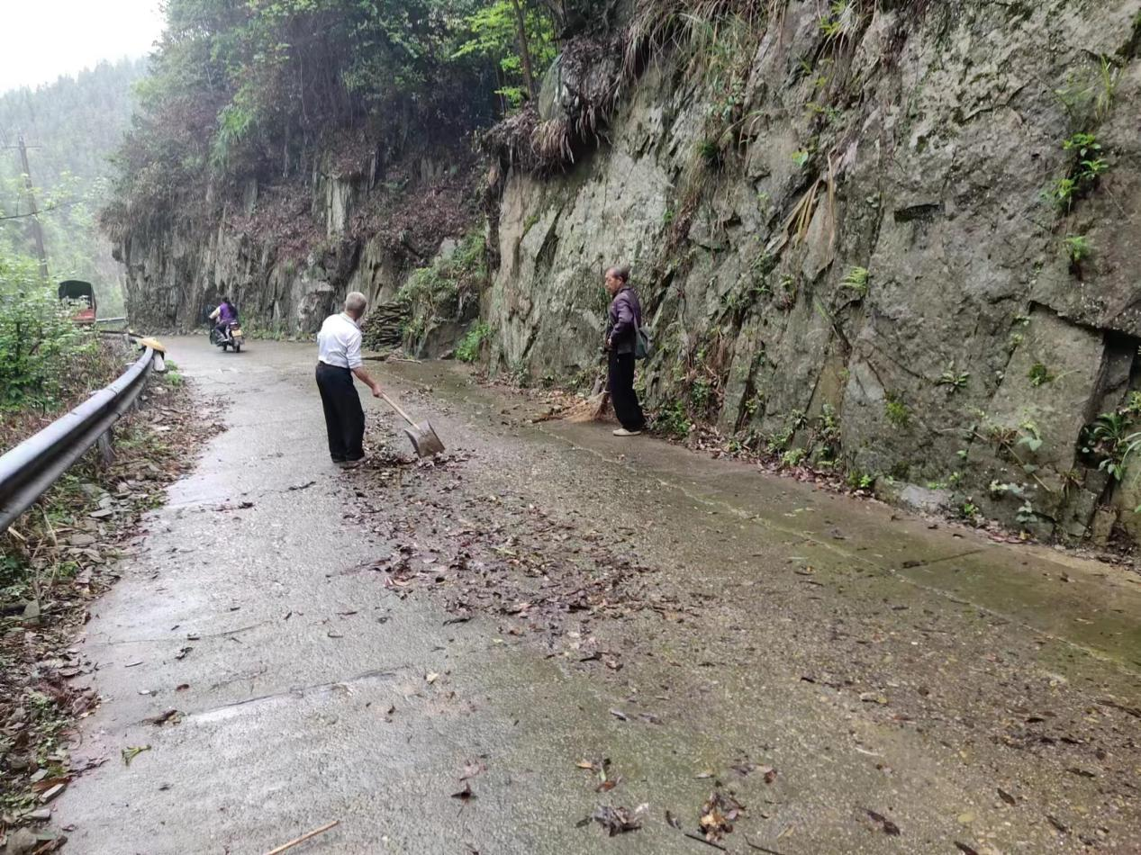 中方县蒿吉坪瑶族乡助溪村：积极清扫雨后落叶，擦亮美丽瑶乡环境底色