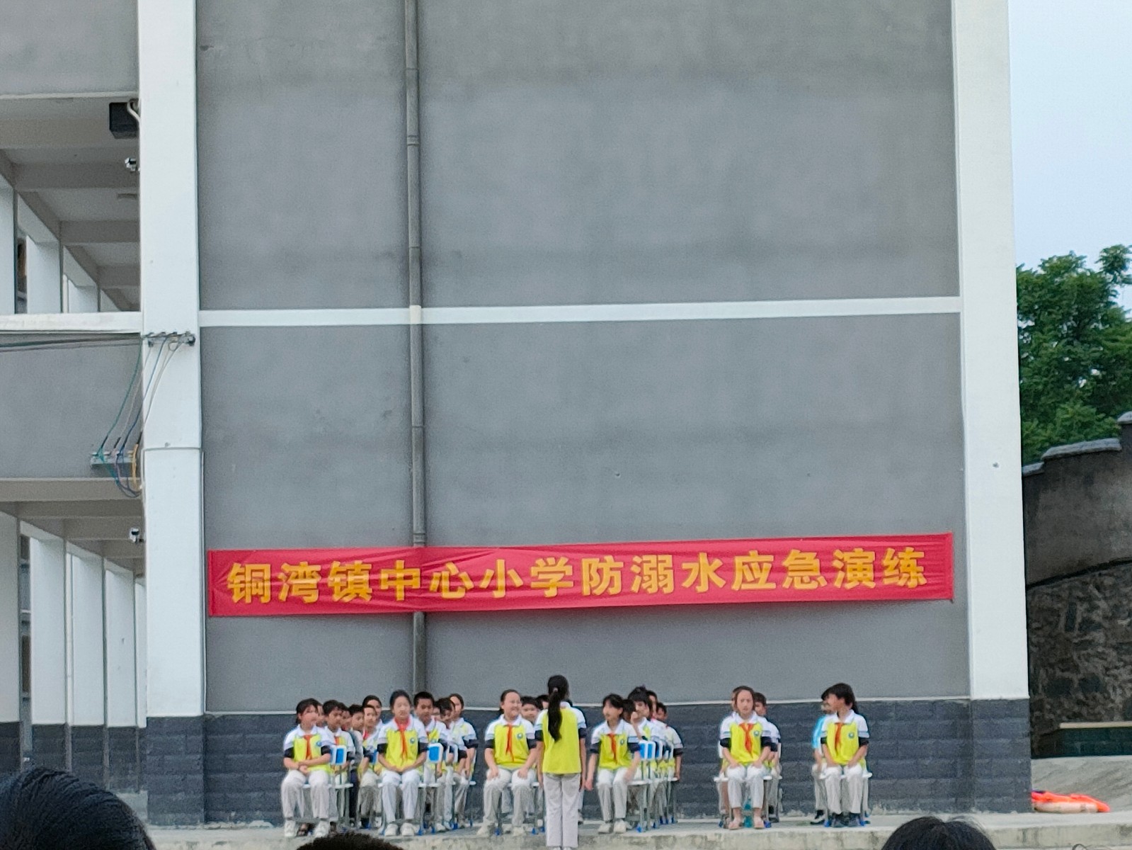 中方县铜湾镇中心小学开展防溺水应急演练活动