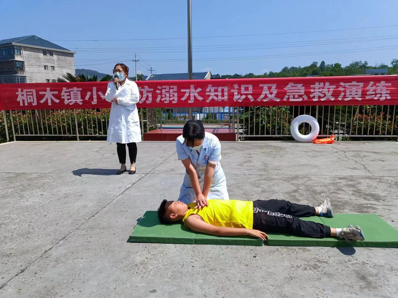 中方县桐木镇卫生院开展“珍爱生命、防溺水急救知识”进校园活动