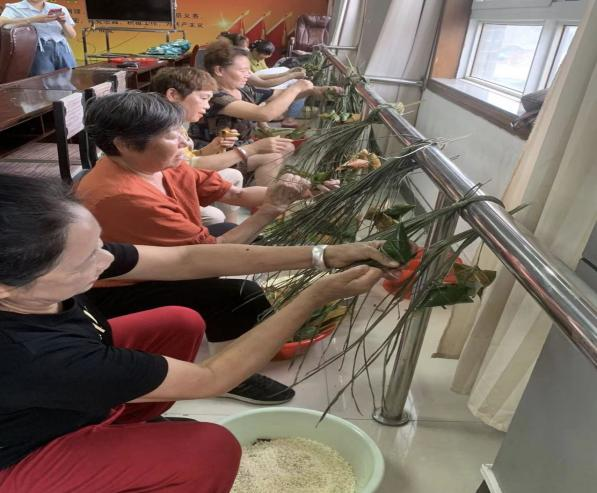 中方县中方镇莉坪社区：举行庆端午包粽子大赛