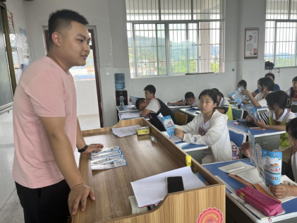 中方县铜湾镇开展防溺水和安全自救常识教育宣传