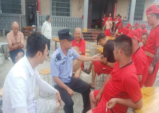 中方县铜鼎镇：干警上门齐宣传  交通规则记心间