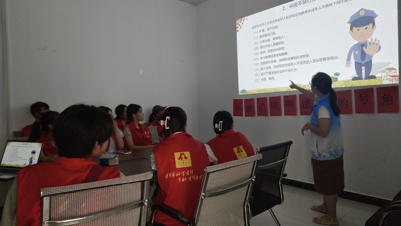中方县中方镇芙蓉社区：开展青少年法治教育宣传活动