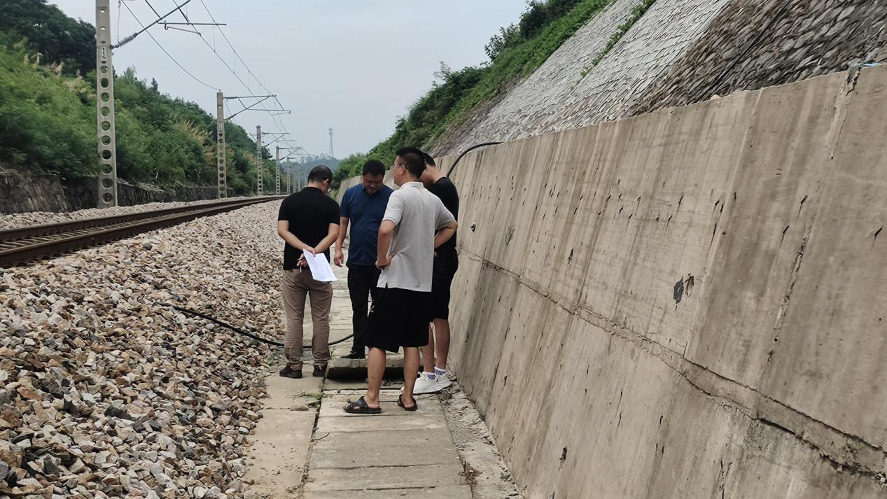 中方县桐木镇开展铁路沿线安全巡查走访