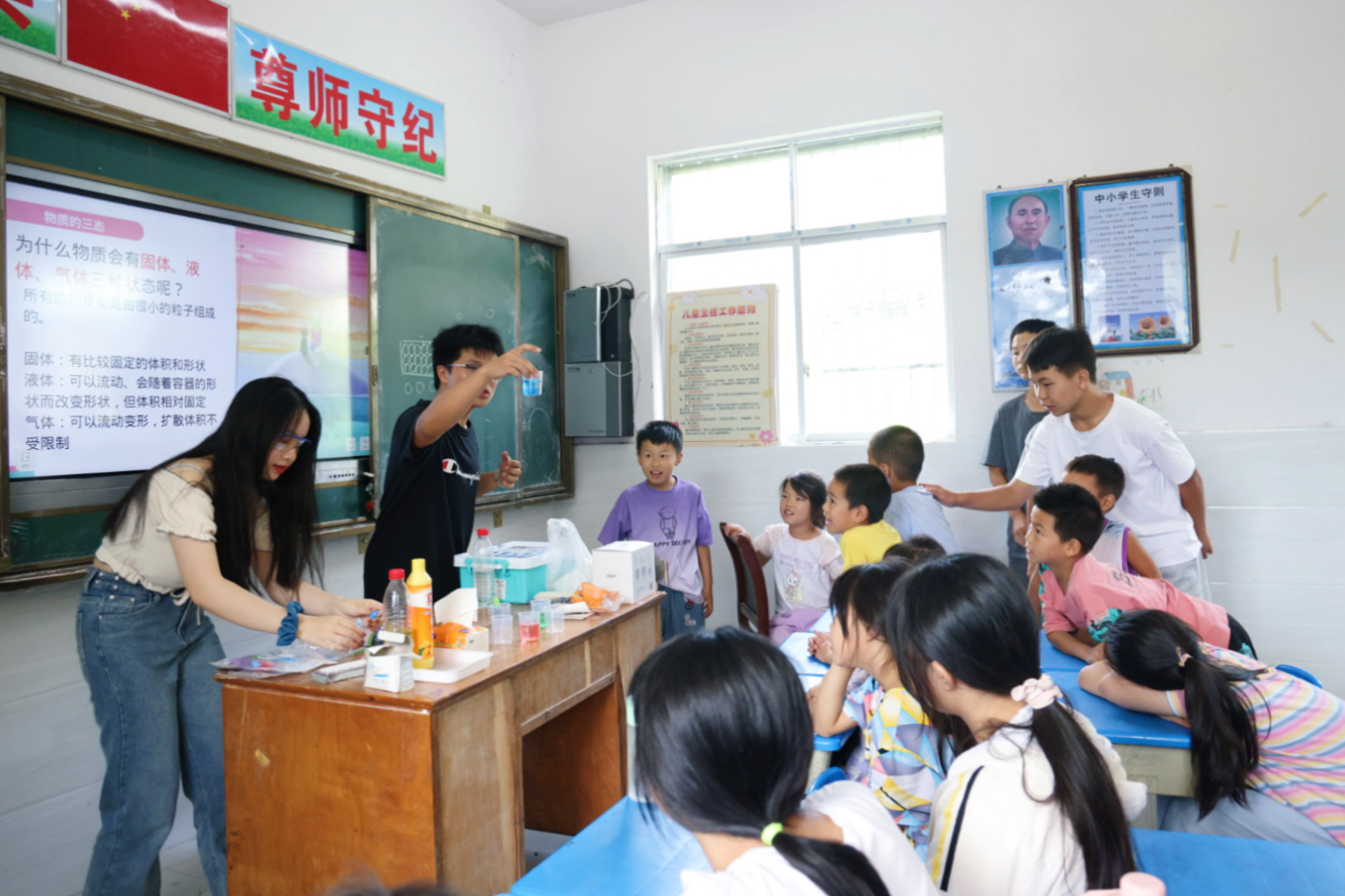 中方：大学生志愿者为山里娃办夏令营