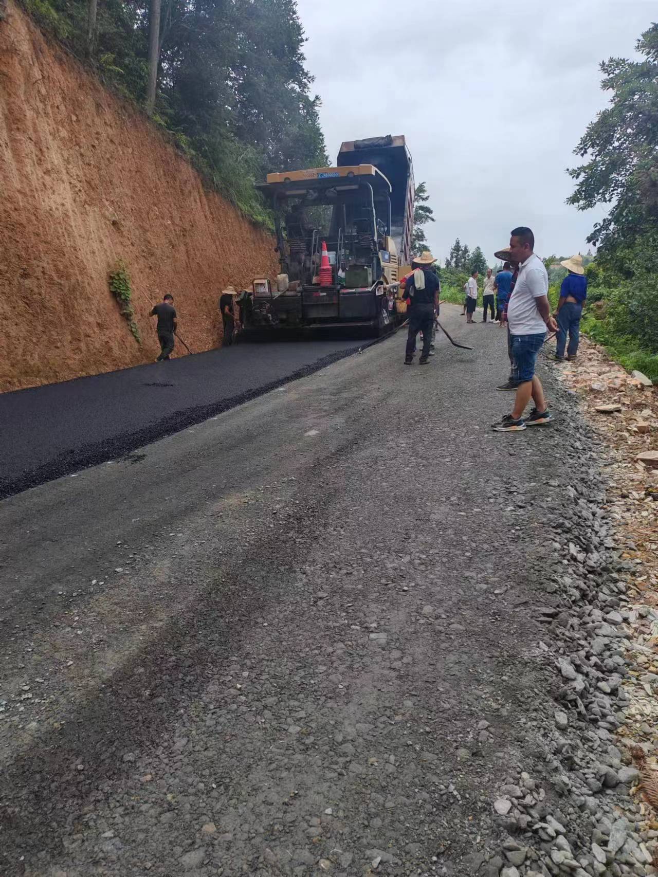 中方县交通质监站对铜湾镇黄溪二期通景路沥青路面施工进行现场专项检查 助力营商环境