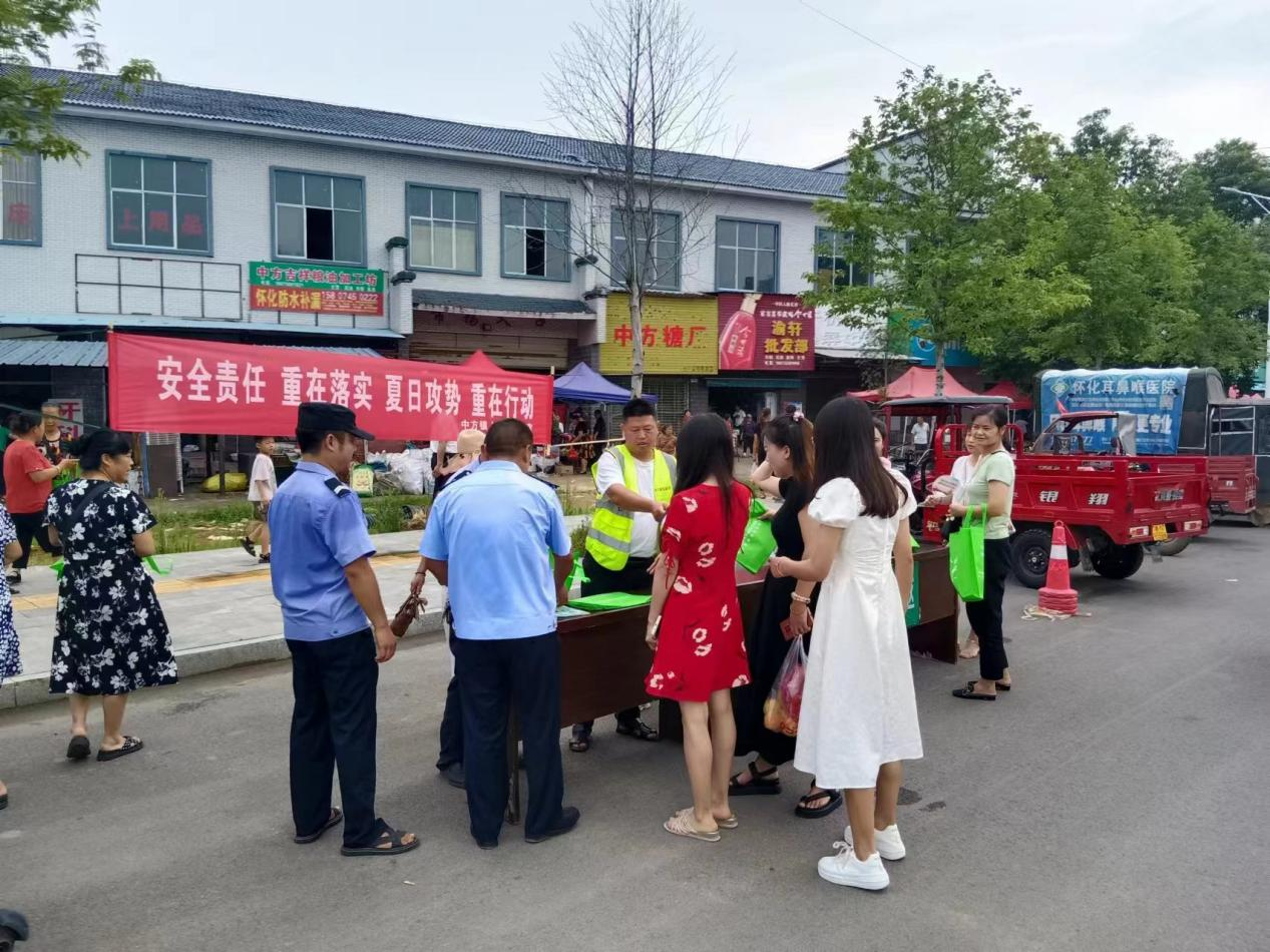中方县中方镇：开展“夏日攻势”“一盔一带”活动
