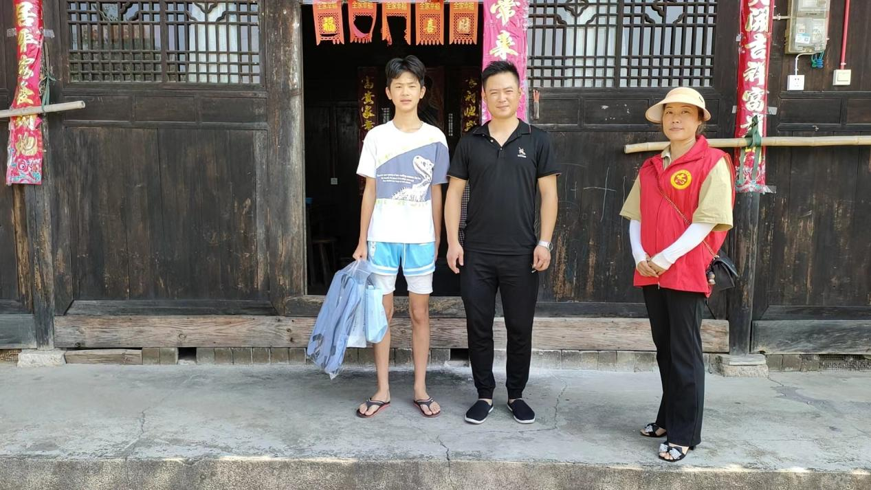 中方县中方镇栗山村妇联：爱心捐助困难学生 情暖人心守望成长