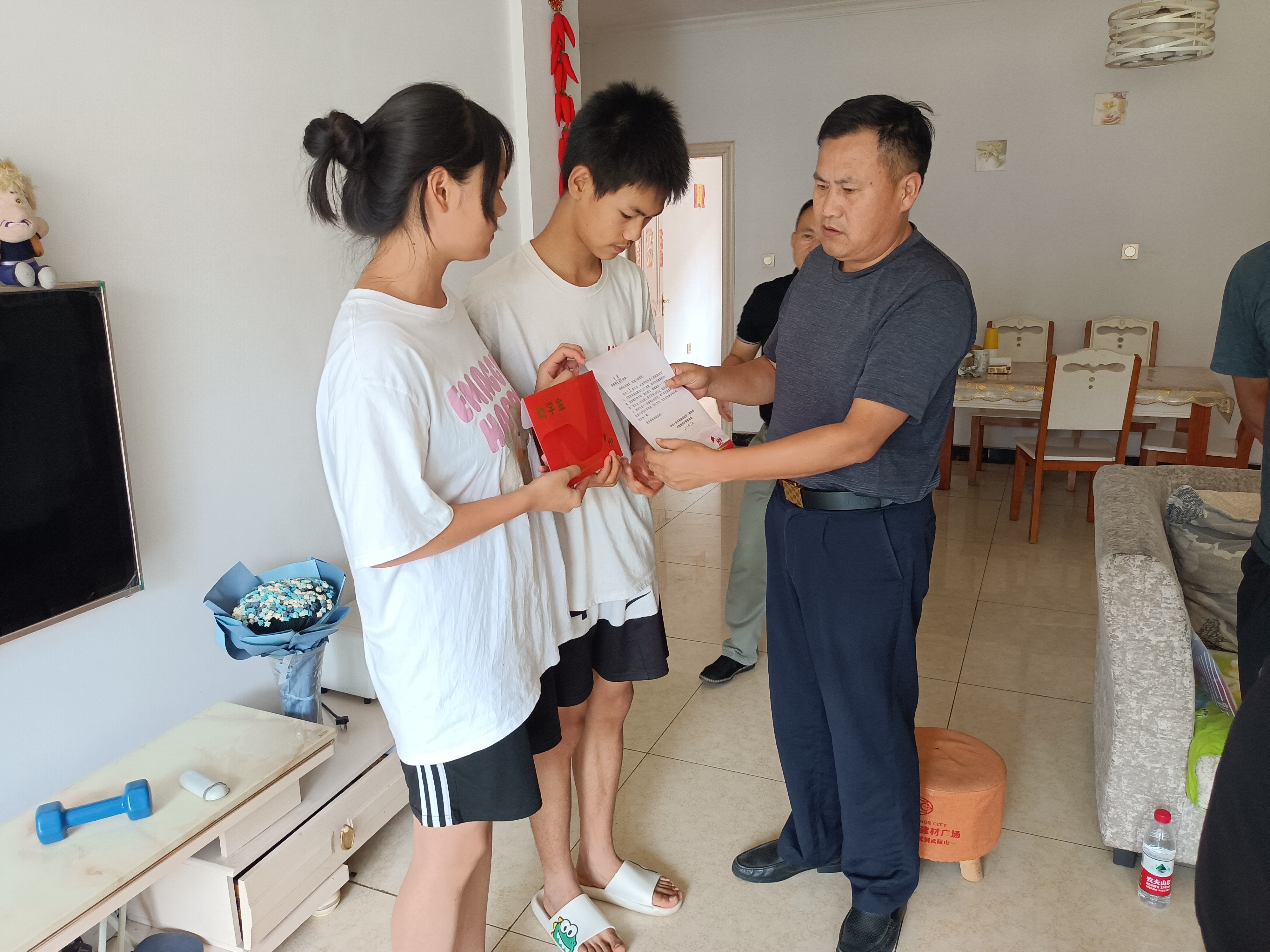中方：“情暖老兵·子女助学”真心实意为困难退役军人排忧解难