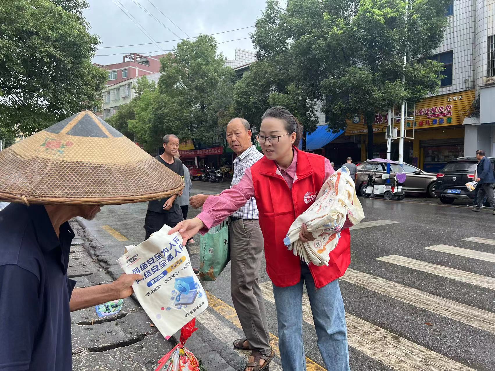 中方县花桥镇开展网络安全宣传周集中宣传活动