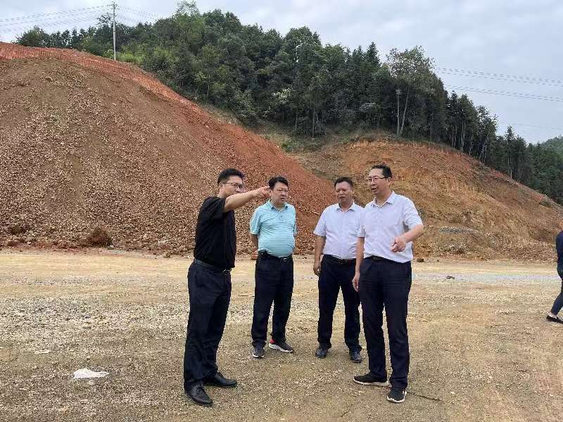 县领导督导鹤中一体化重点项目建设
