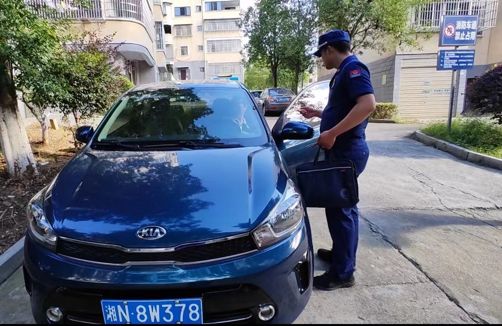 中方县消防安全隐患曝光：查处一起小区内违规占用消防车通道行为