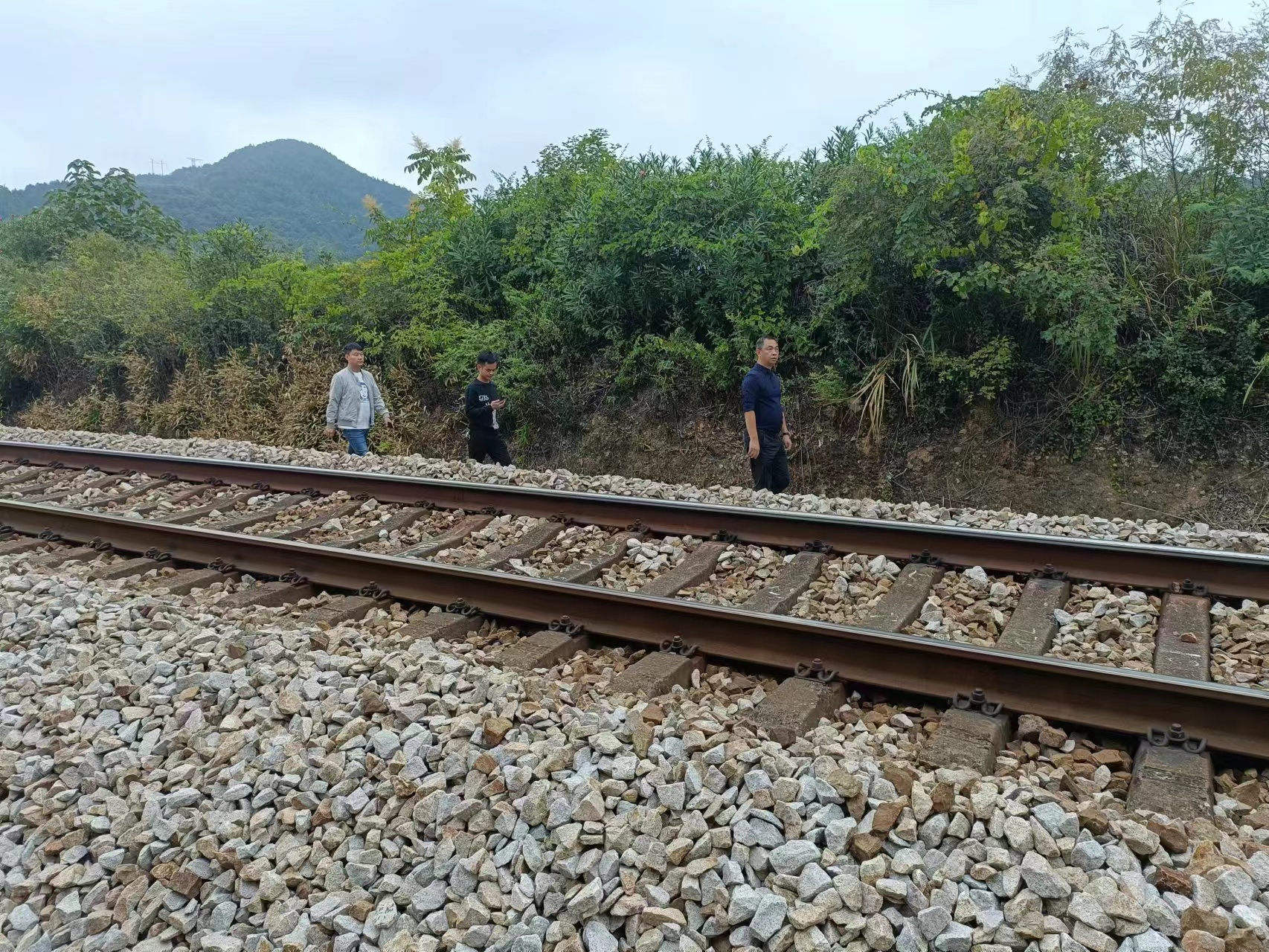 中方镇：开展节前铁路护路安全巡查