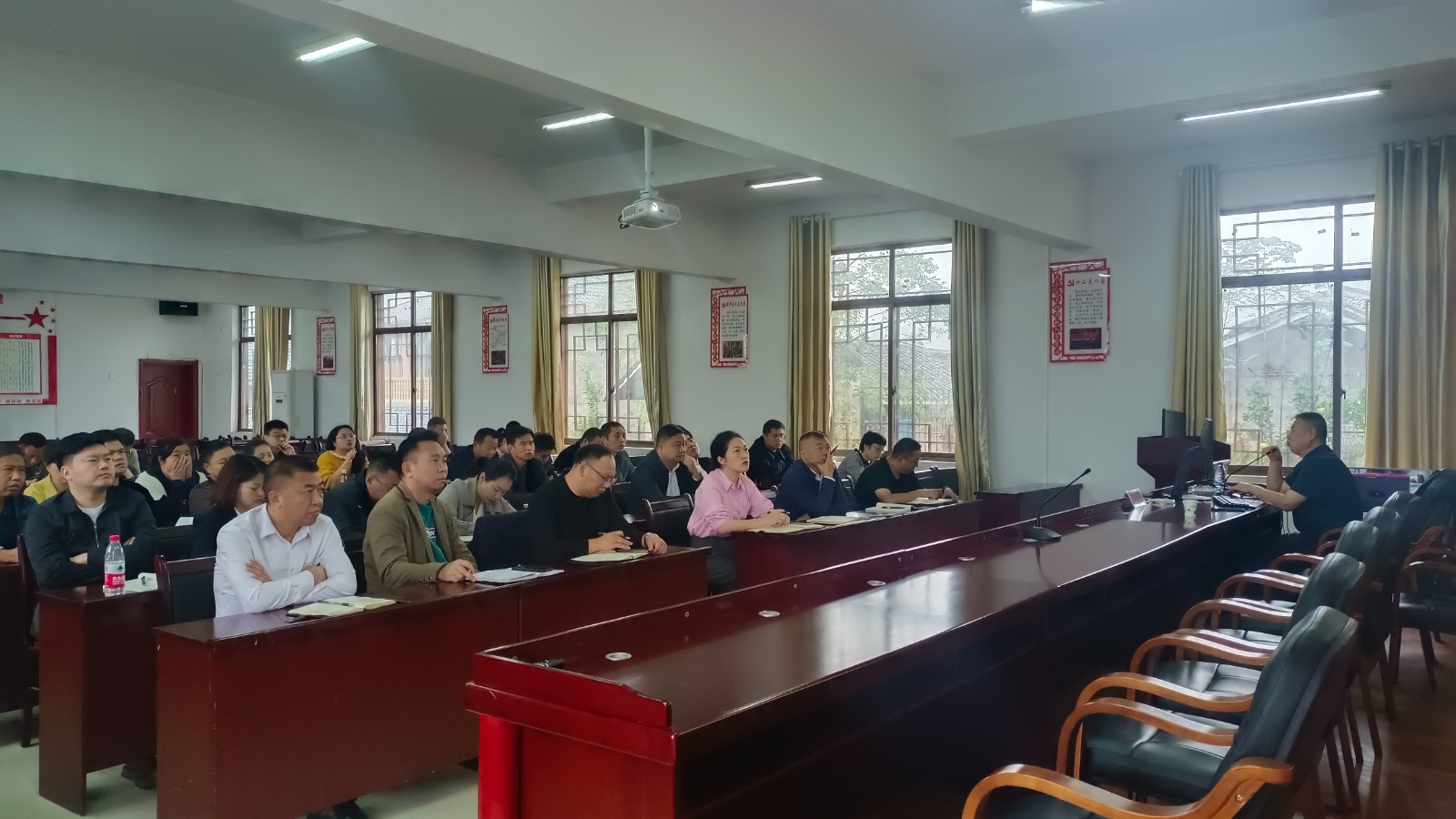 中方县新建镇召开乡村振兴培训会 为镇村干部“赋能增效”