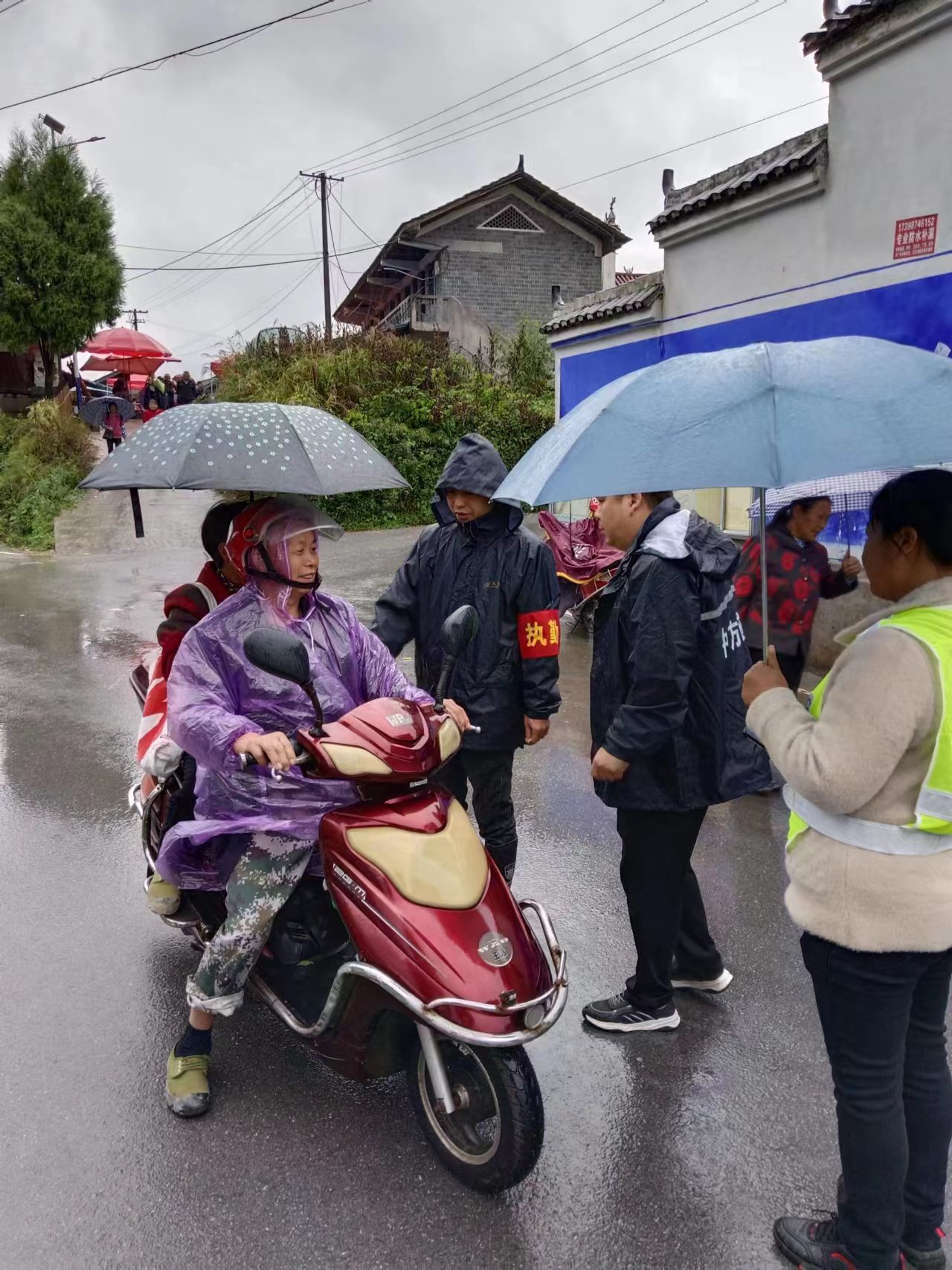 中方县新路河镇：道路执勤常开展 农村赶集保畅通