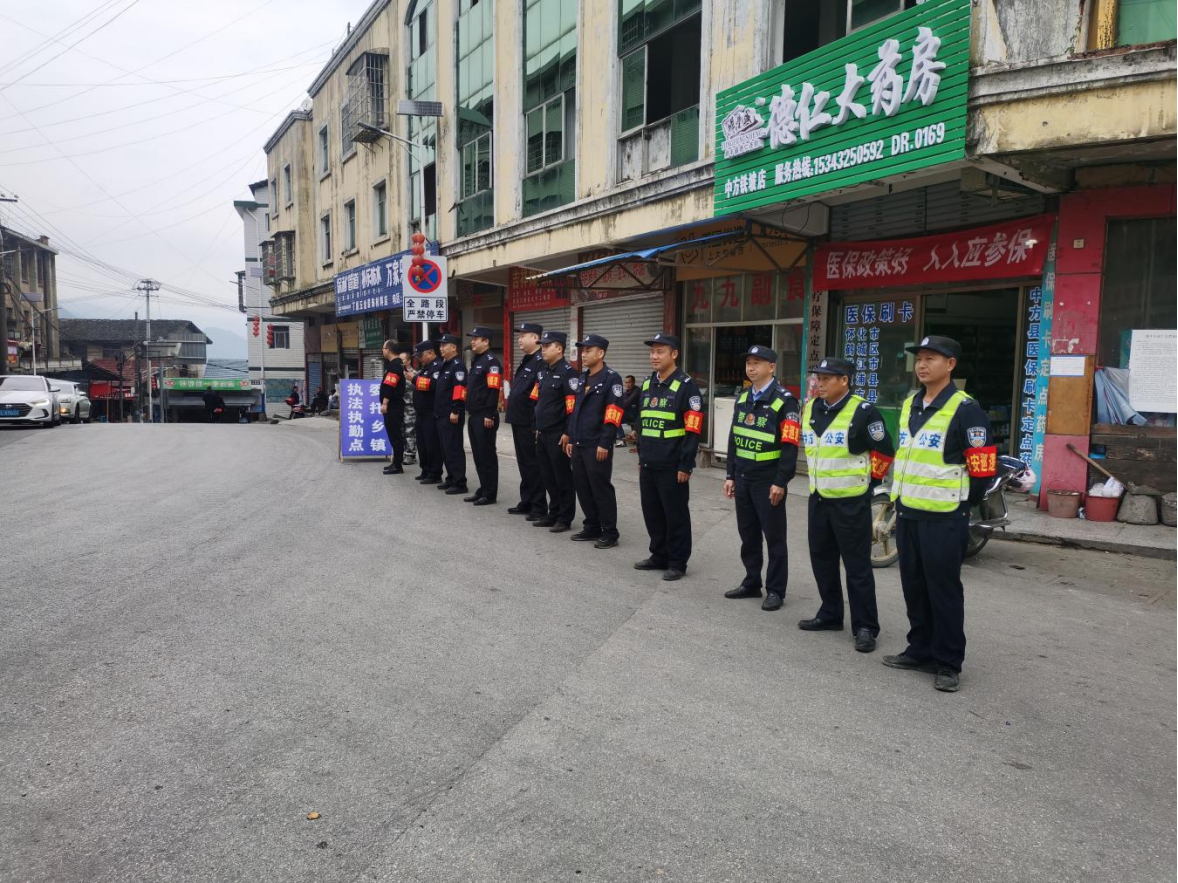 中方县铁坡镇：开展道路交通整治 助力优化营商环境
